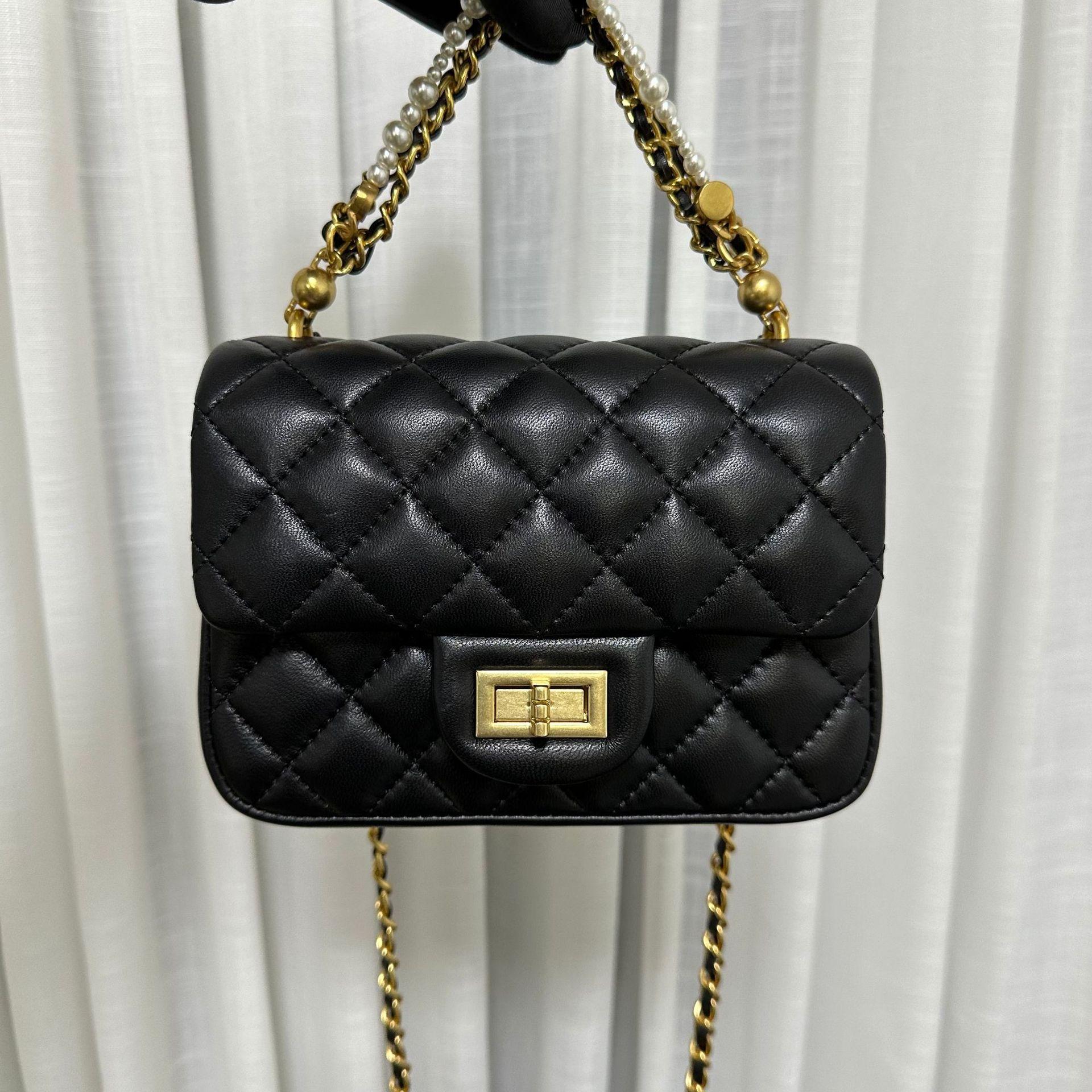 

Новая женская сумка Fatty Fang с ручкой из жемчуга, текстурированная овечья кожа, маленькая ароматная ромбовидная сумка на цепочке, сумка кроссбоди из натуральной кожи для женщин 17cm*12cm*5cm чёрный