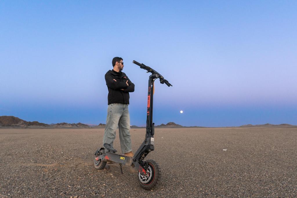 KuKirin G2 Ultra Electric Scooter 2*800W Motor, 48V 18Ah Battery, 10-inch Tires, Touch Screen, Built-in Speakers, 55KM Range E-Scooter