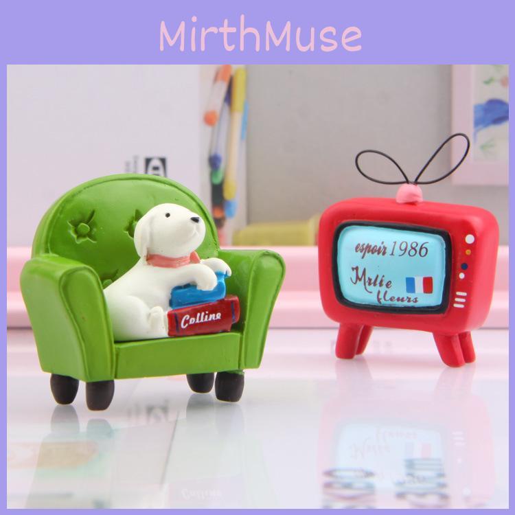 Dog Resin Figurine Ornament With Green Sofa For Shooting Props And Gift Teens