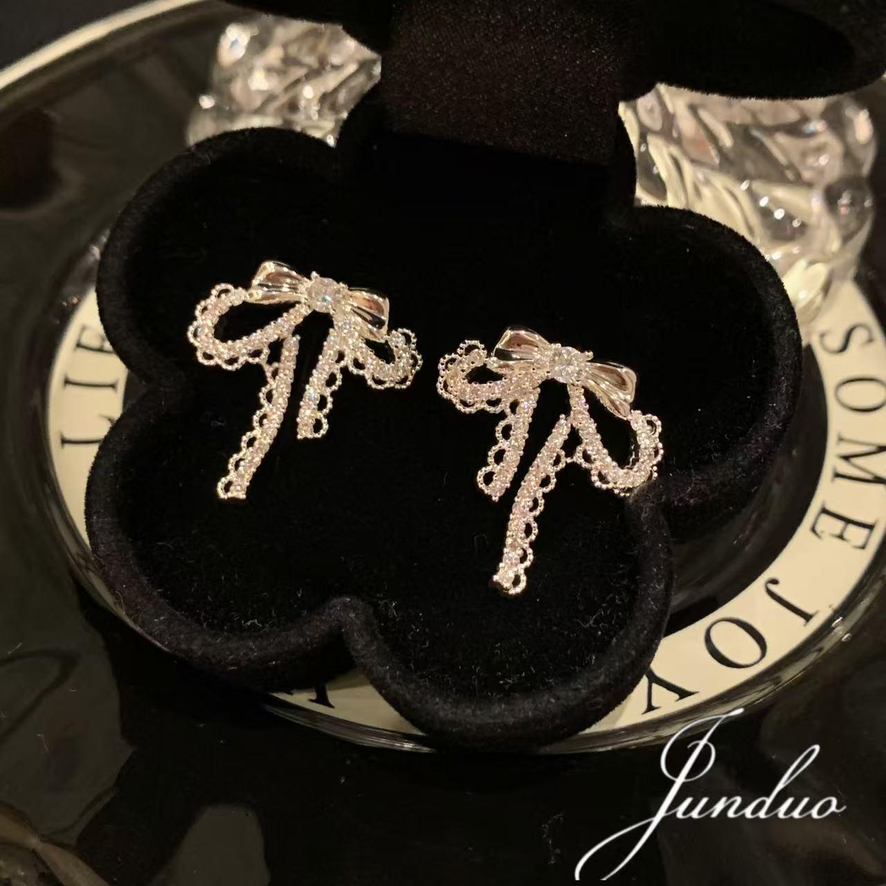 

Элегантные серьги-пусеты с полым кружевным бантом - Модные, Подчеркивающие овал лица, Универсальный дизайн