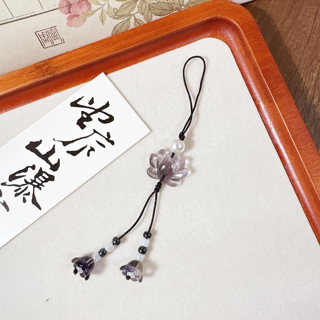 Four-Leaf Clover White Shell Fan Charm: Ancient-Style Phone Chain, Bag Pendant & Lanyard for Shoes, Clothing, and Phone Cases