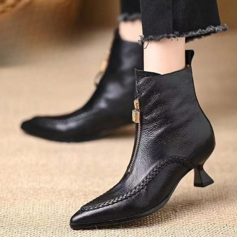 Short Boots for Women, Fashionable Shoes for Autumn and Winter Seasons.