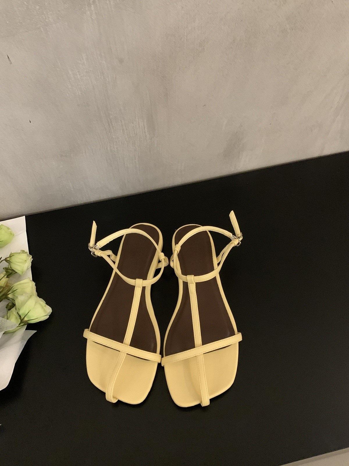 

French flat-bottomed thin-strapped sandals women s shoes 2025 new summer Korean version versatile minimalist beach shoes Roman shoes 40