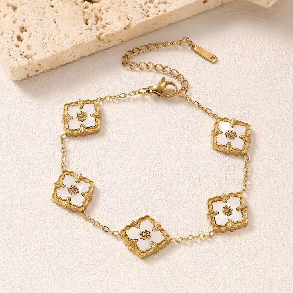 Retro Italian Mother-of-Pearl Four-Leaf Clover Bracelet: Elegant, Luxurious, and Versatile