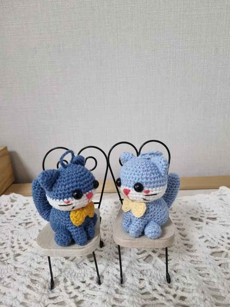 Handstickade dockor (kattnyckelring par)