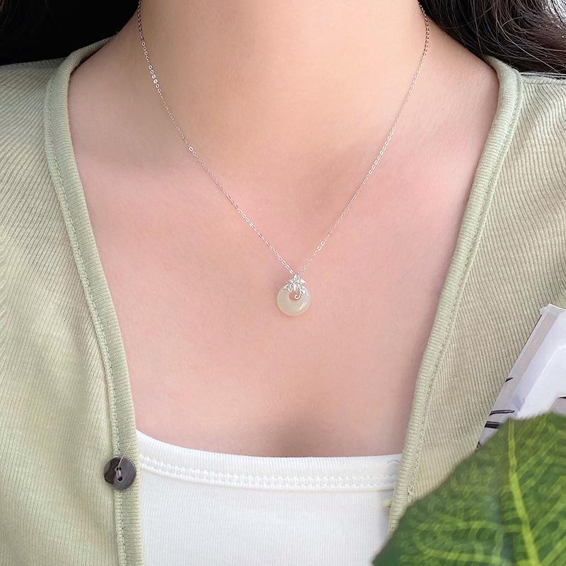 Colier cu cataramă de siguranță în formă de floare, cu un nou temperament minimalist în stil chinezesc și un lanț versatil pentru claviculă