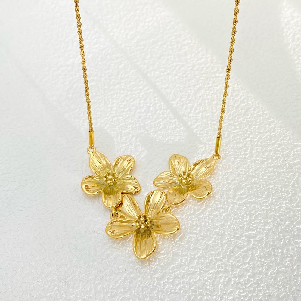 Naszyjnik z trzema kwiatami ze stali nierdzewnej pozłacany 18-karatowym złotem: Elegancka tytanowa biżuteria w stylu francuskim