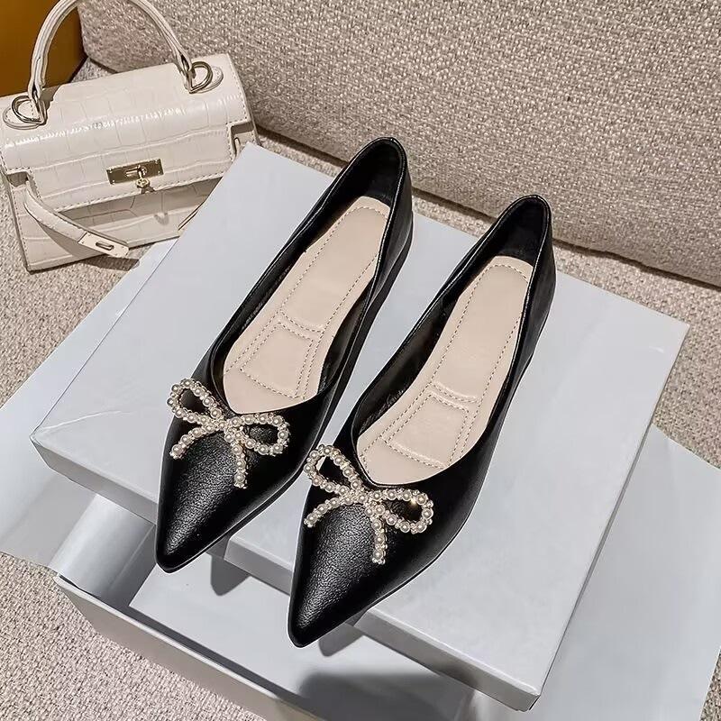 

Женские туфли-лодочки из мягкой кожи с острым носком на плоской подошве, новые весенне-осенние 2025 года, универсальные, во французском стиле, с неглубоким вырезом, украшенные стразами и бантом 40 чёрный