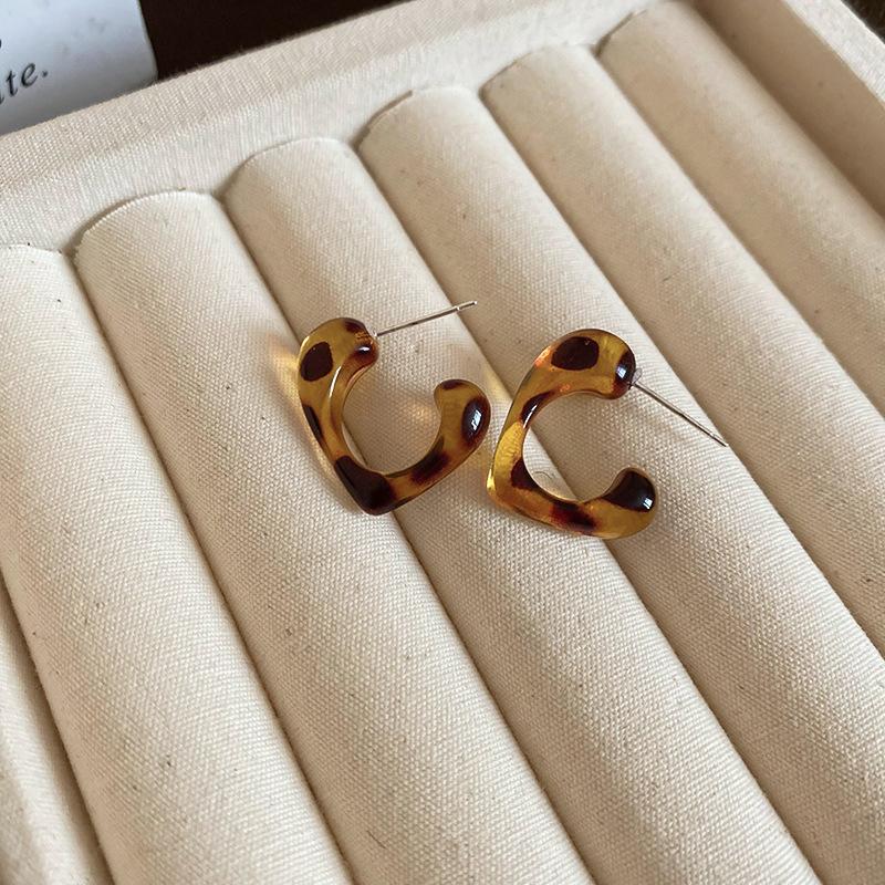 

Maillard retro coffee resin geometric ear buckle simple earrings personalized light luxury earrings