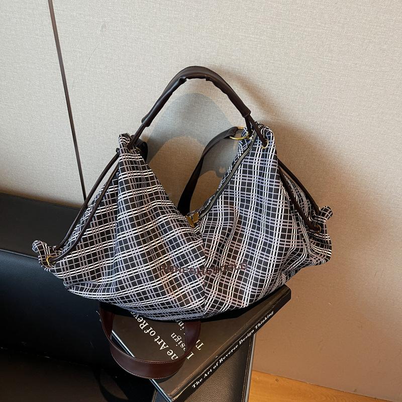 

New fresh plaid fashion shoulder bag simple casual messenger bag large capacity commuter tote bag чёрный