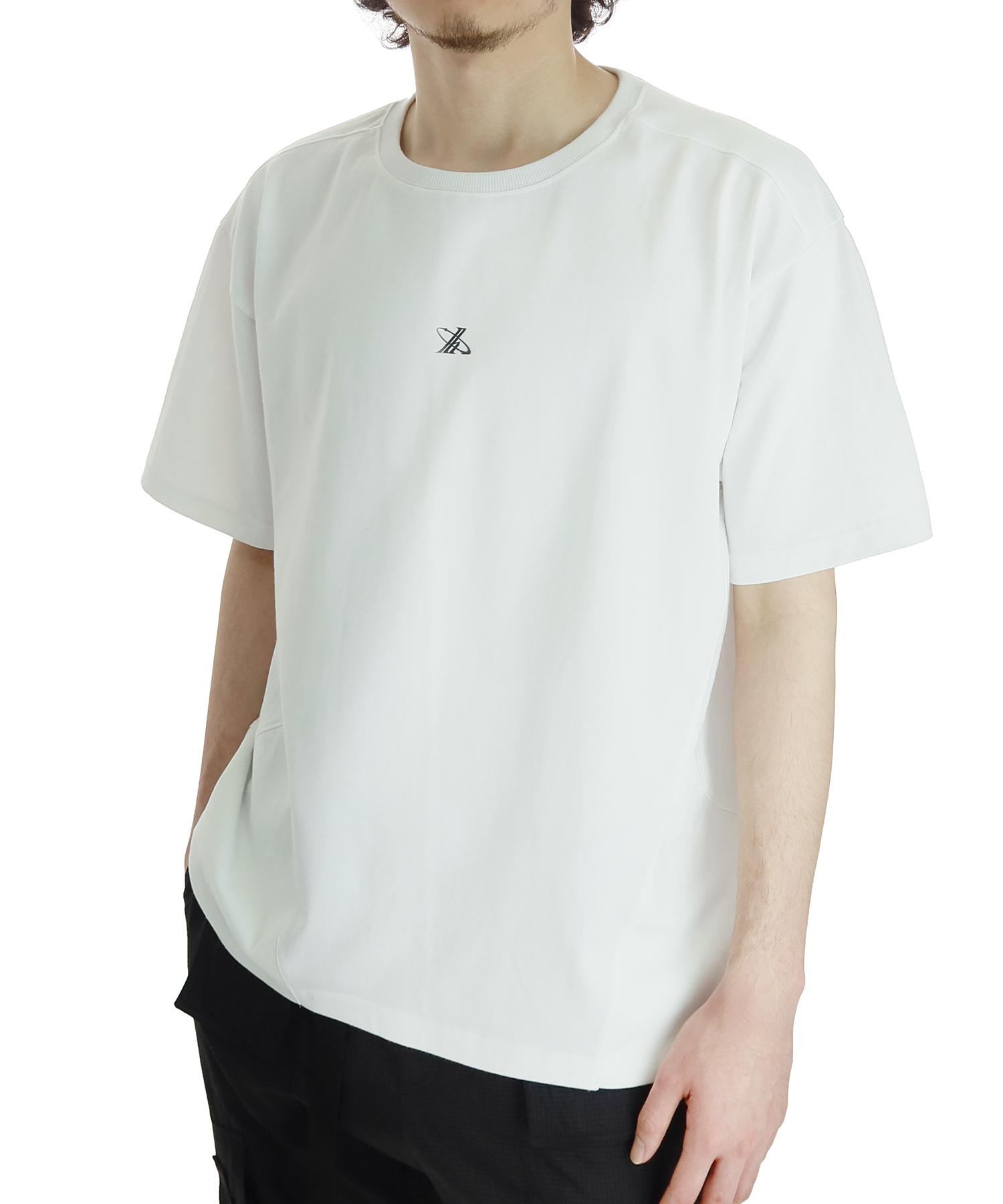 Just Haeng 12-Count Cut-Out Newtro Logo Silver White Round Short Sleeve Tee M
