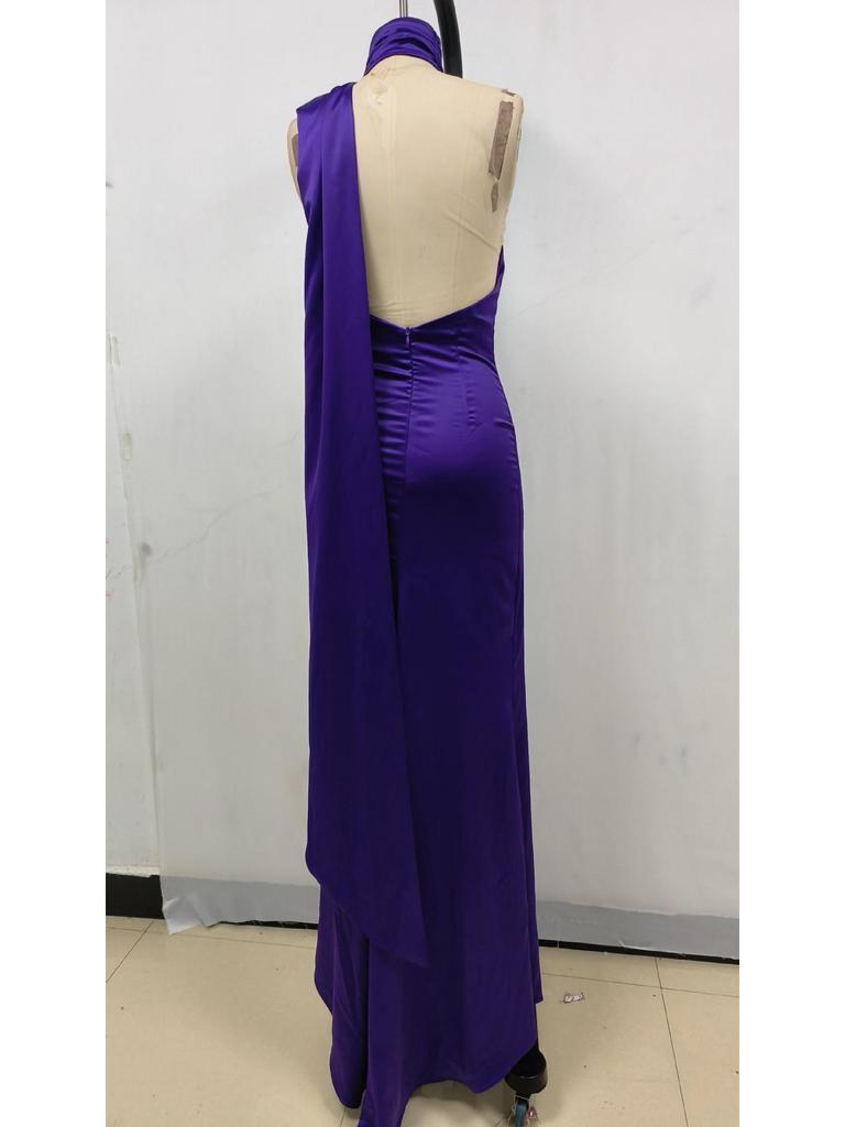 Elegantní večerní šaty s halterneckem a vysokým pasem pro jaro/léto