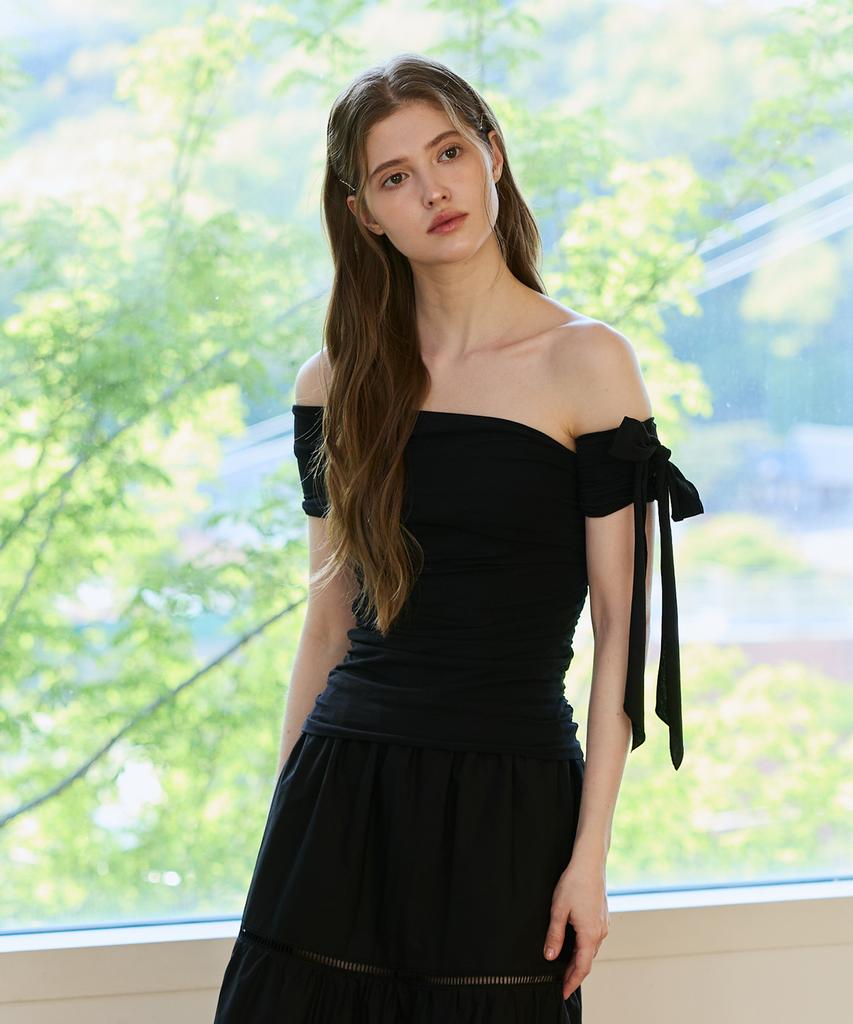 Alikim Ria One-Shoulder Shirring Top / Black