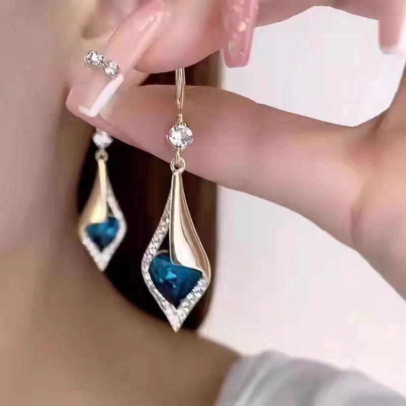 Fashionable diamond-shaped earrings