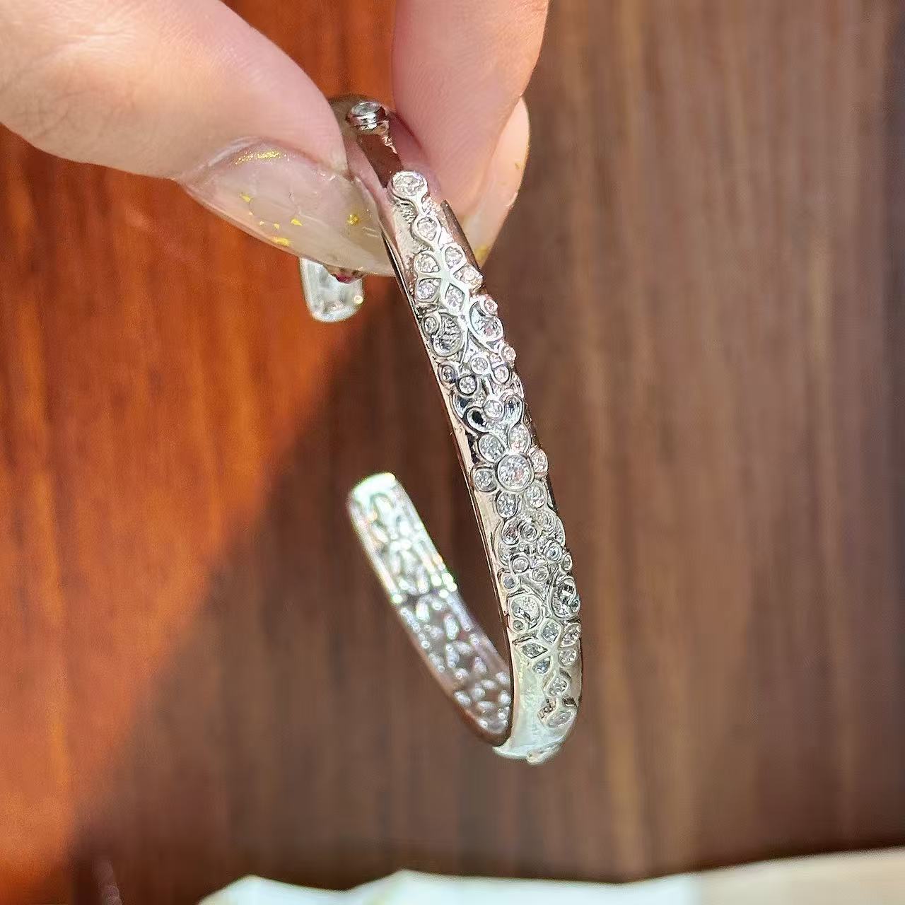 

Medieval Italian carved gold flower bracelet French heavy industry design diamond bracelet