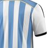 adidas Camiseta de Fútbol de Manga Corta con Cuello en V y Corte Recto con Estampado de Rayas y Patrón de Insignia Argentina Copa Mundial 2014 Local Versión Aficionado Hombre Tops Celeste G74569