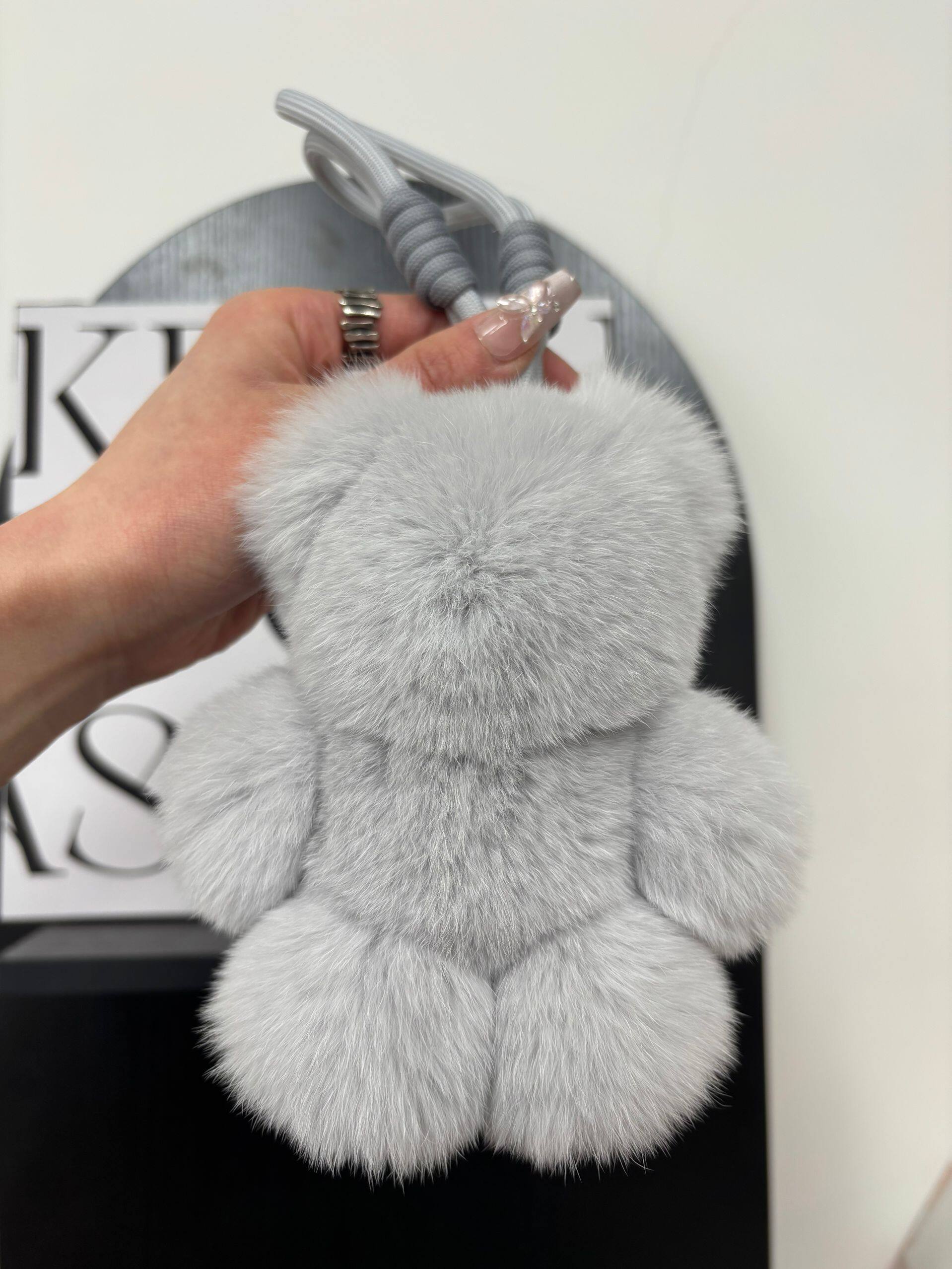 

Little Bear Plush Keychain Rex Rabbit Fur Keychains Fashion Plush Keyring Cute Bear Keychain For Bags Gift Fur Women Key Chain 15 cm світло-сірого кольору