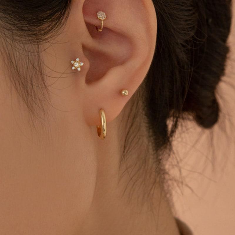 LUNNE 14k Flower Cubic Labret Tragus Piercing (14K Gold) #W06