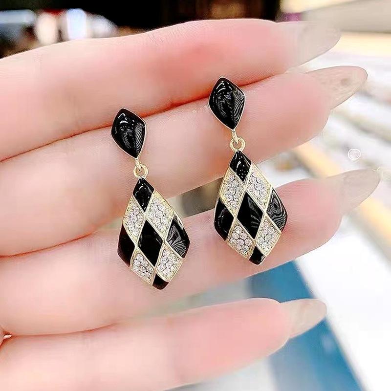 New Geometric Rhombus Drop Glaze Black White Checkerboard Earrings Women's Fashion Daily Accessory Party Jewelry Birthday Gifts