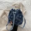 Spring large-capacity fashion design shoulder leisure bag, women's tide simple commuter portable bucket bag
