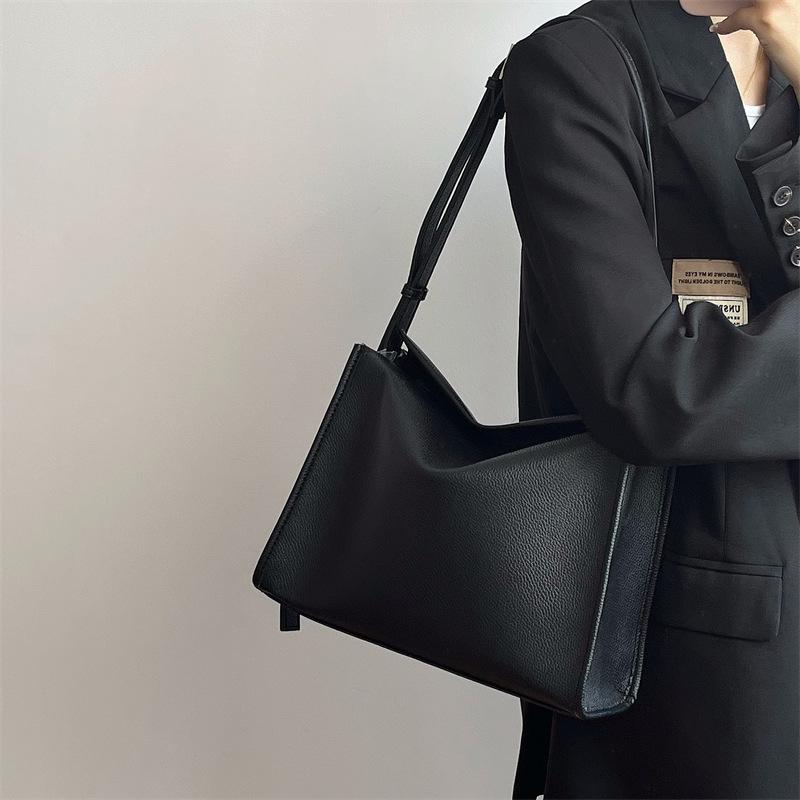 Wide shoulder strap crossbody bag women's 2025 new high-end texture simple soft leather messenger bag commuter versatile shoulder bag