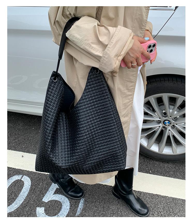 

Large capacity underarm big bag women s 2025 new fashion versatile shoulder bag retro woven commuter tote bag tide чёрный
