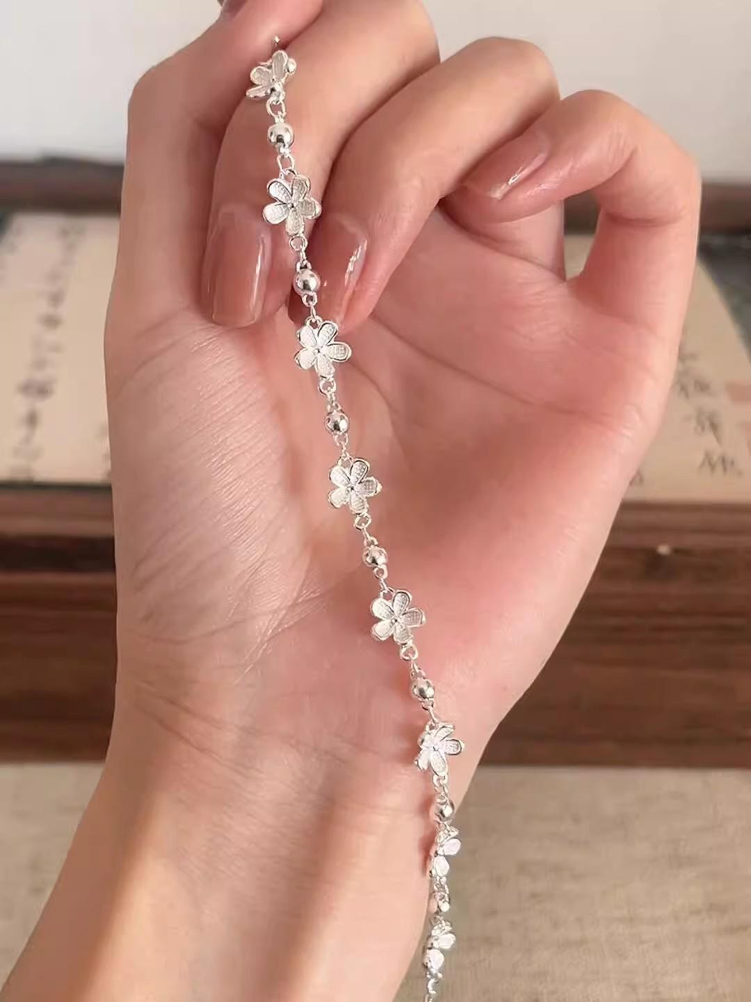 Elegant Chinese Peach Blossom Flower Bracelet - National Style, Simple, Light Luxury, Niche, Exquisite Cool Design.