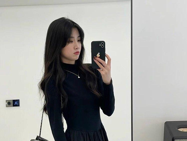 Hepburn-Style High Neck Black Slimming Autumn Dress with Waist-Cinching and French Elegance