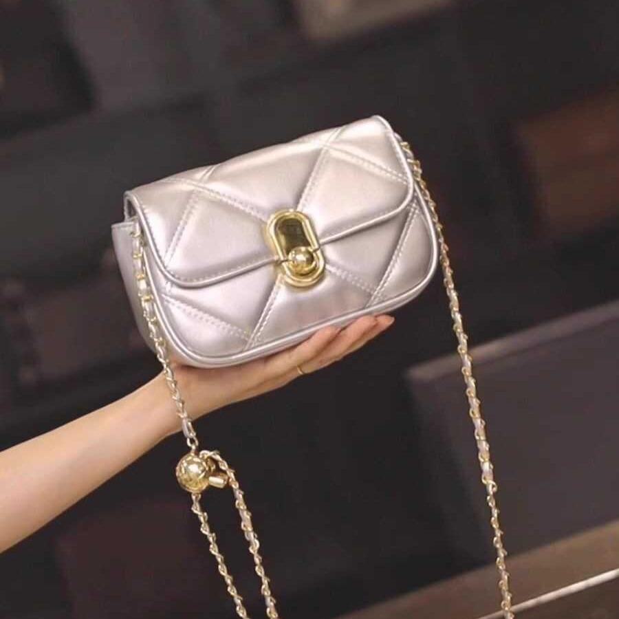 Bags, women's messenger bags, fashionable and versatile trendy small square bags, design sense niche chain bags.