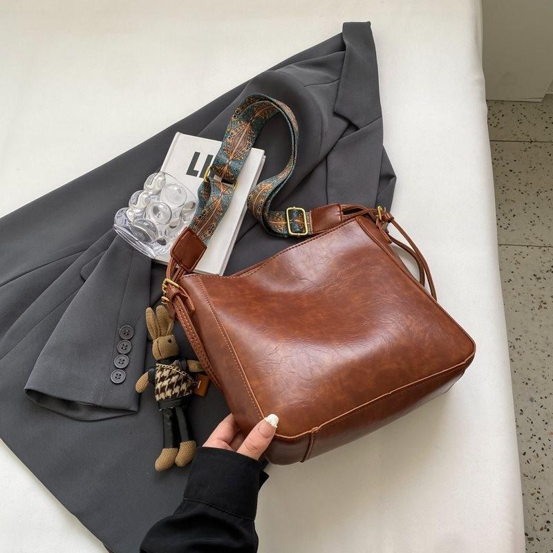 Fashionable Retro Women's Large Capacity Bucket Bag With Premium Quality And Versatile Design