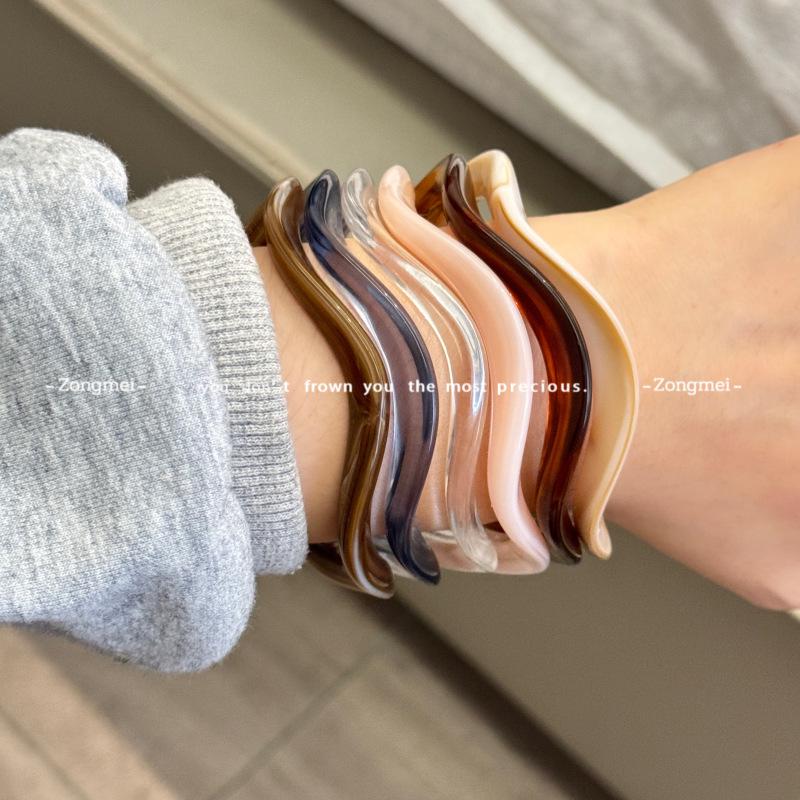 Irregular Wide-Edged Acrylic Cellulose Acetate Hoop Bracelet for Women - Niche Design, Retro Stackable Bangle Hand Jewelry