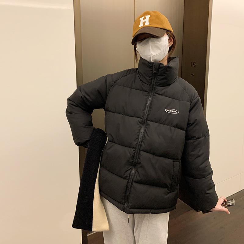 

Зима 2025 новая утолщенная куртка-пуховик с воротником-стойкой и надписью, хлопок, школьница, корейская версия, свободная стеганая куртка M чёрный