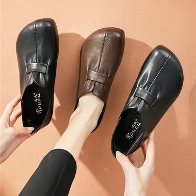 Die neuen Retro-Damen-Einzelschuhe sind bequeme und weichsohlige Mutterschuhe sind lässig, und die quadratischköpfigen Damen-Slipper-Lederschuhe sind s