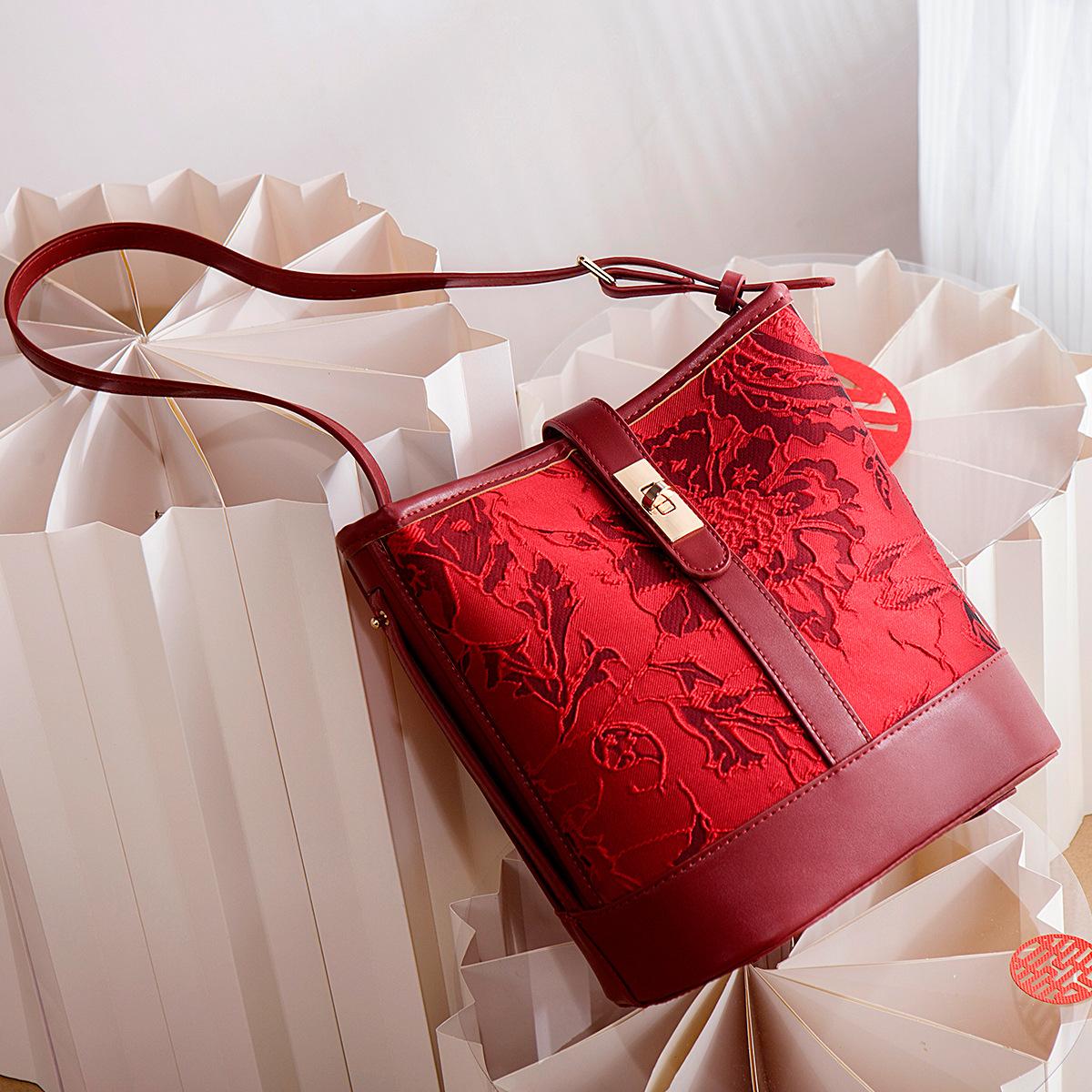 

2024 Spring/Summer New Red High-End Chinese Style Xiuhe Embroidered Bag for Women, Bridal Bag, Wedding Bag, Mother s Handbag красный