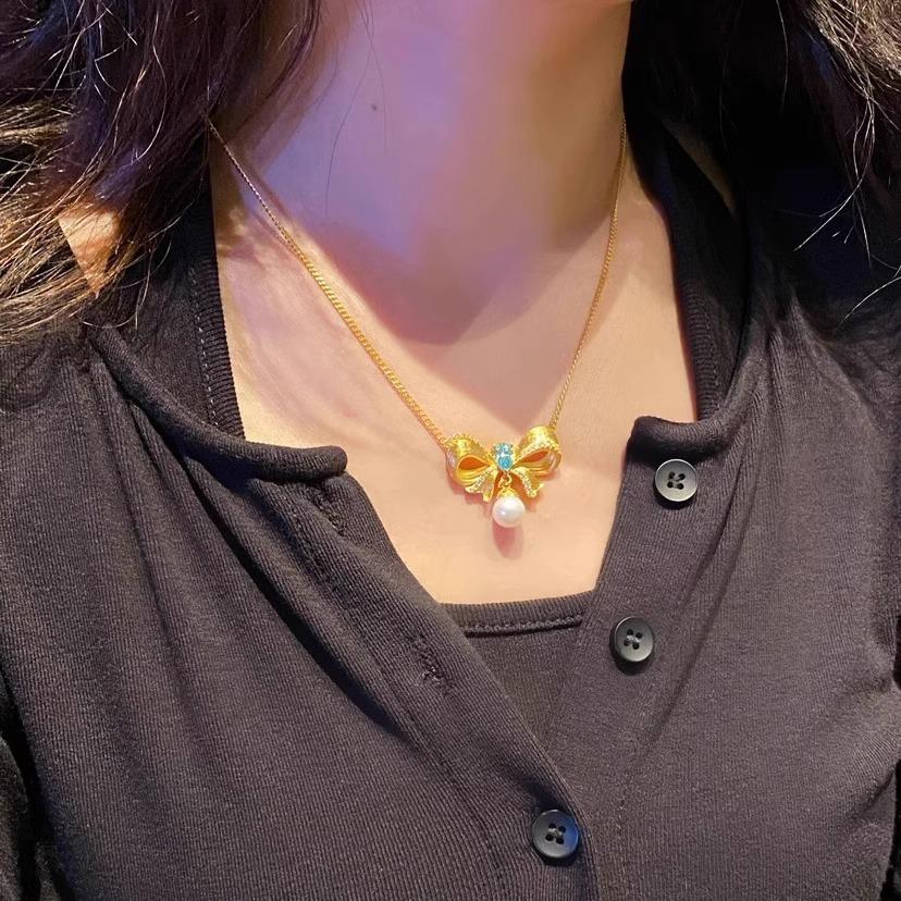 Copper-Plated Gold Pendant with Blue Diamond: Runaway Princess Necklace - Light Luxury, Gentle and Minimalist Design