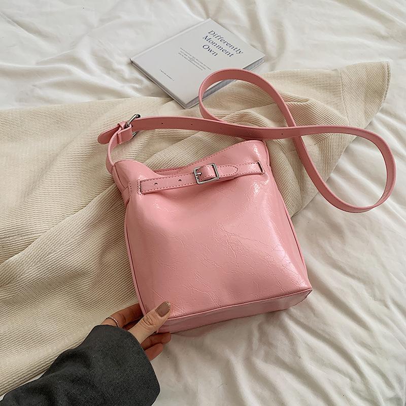 

Модная текстурная простая сумка-мессенджер на плечо большой вместимости женская 2025 весна новая универсальная сумка-ведро тренд