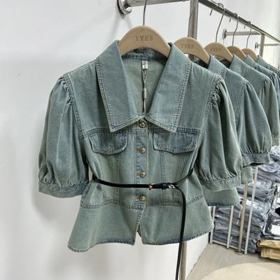 Modischer, figurbetonter Kurzmantel mit Gürteldesign, Vintage-Kragen und exquisitem Denim-Stoff