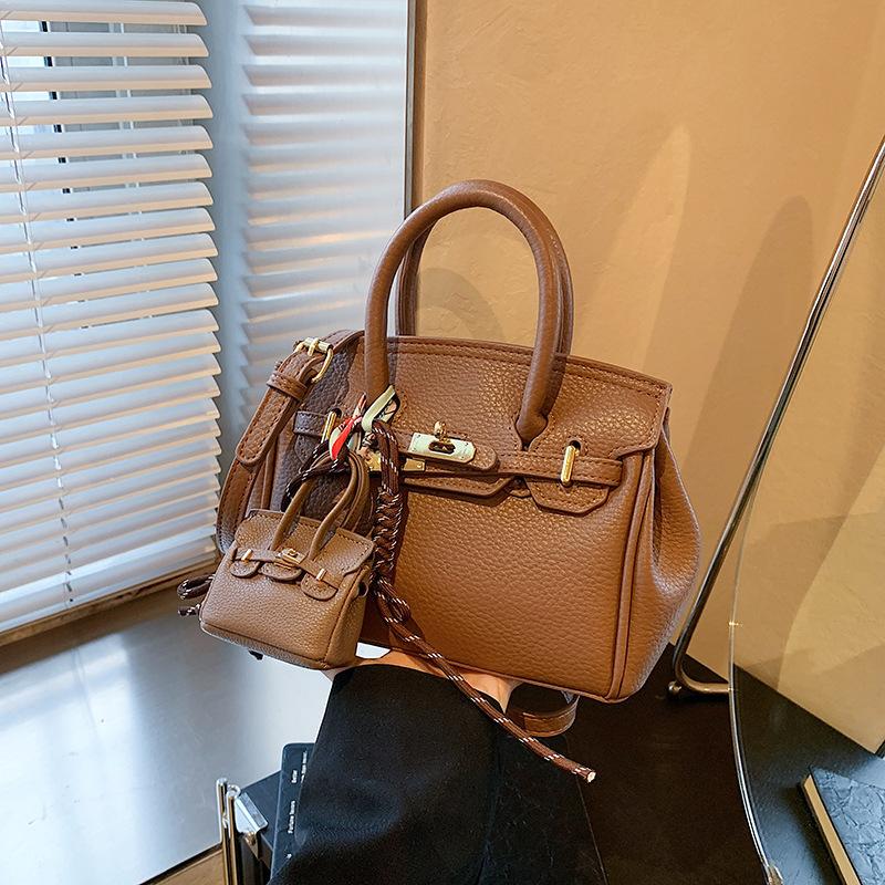 

Преміальна легка розкішна портативна платинова сумка жіноча нішева дизайнерська жіноча сумка 2025 осінь та зима нова трендова сумка через плече