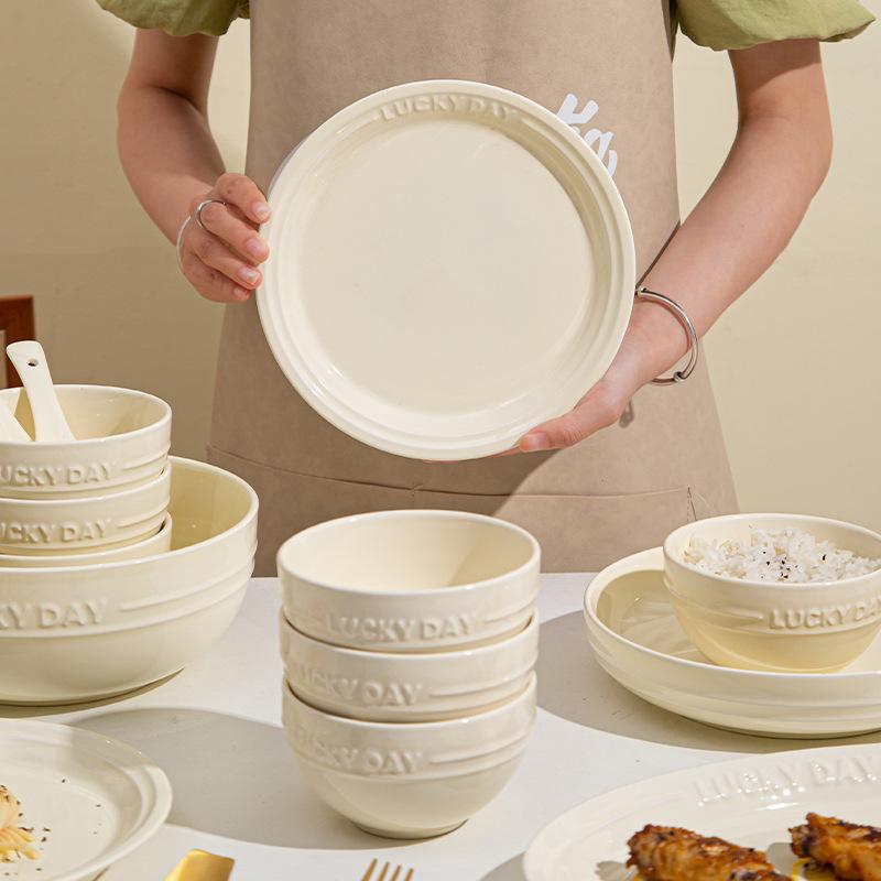 Cremefarbenes Keramikschüssel- & Geschirrset: Leichter Luxus Heim Ess-Set mit Schalen, Tellern, Essstäbchen - Perfekte Umzugsgeschenkbox