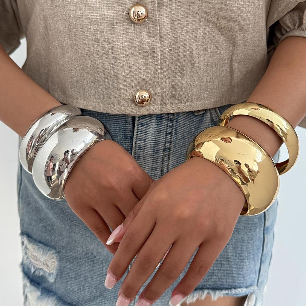 Europäisches & Amerikanisches Leichter Luxus Breites Geometrisches Runder Glatter Armreif - Damen Kaltes Stil Zubehör