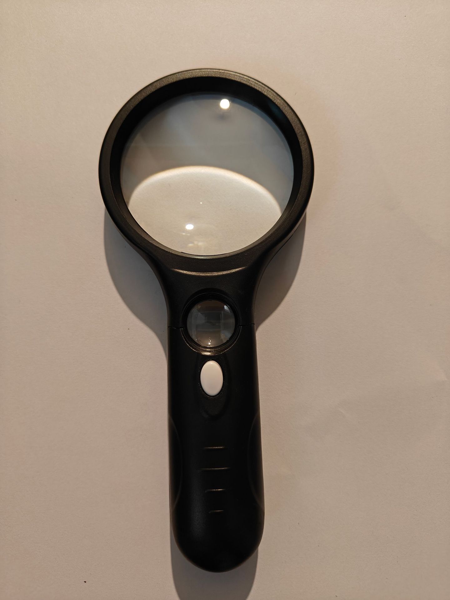 

Hot Selling Black and White 6903 Portable 3LED Dual Lens Portable Glass Magnifying Glass with Practical Identification чорний