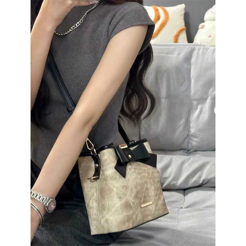 Retro Portable Bucket Bag Women'S Versatile Fashion Texture Niche Commuter Messenger Bag Women'S Lightweight