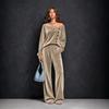 Completo casual da donna in velluto, top asimmetrico a manica lunga off-shoulder e pantaloni, set da 2 pezzi