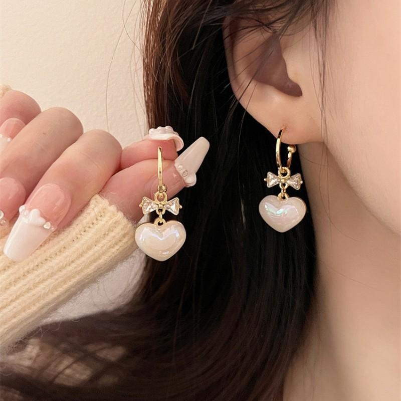 Light Luxury Temperament Design Sense Love Earrings Women's New Stud Earrings Retro High-end Sense Versatile Trendy Earrings