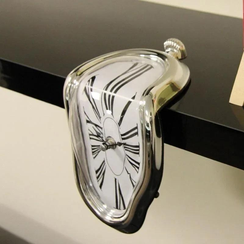 Creative Seat Style Twisted Clock Melting Personality Roman Numerals Clocks Soft Decoration of Living Room Modern Home Design