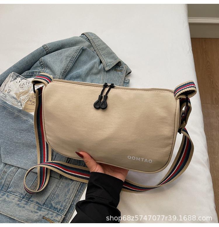 

Casual and versatile niche bag women s 2025 new fashion wide strap crossbody bag lightweight and simple one-shoulder underarm bag хаки