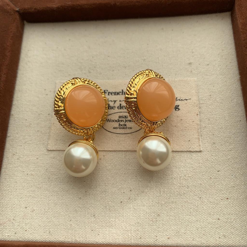 Round rope pattern gemstone pearl stud earrings retro elegant exquisite three-dimensional niche fashion gentle warm tone earrings