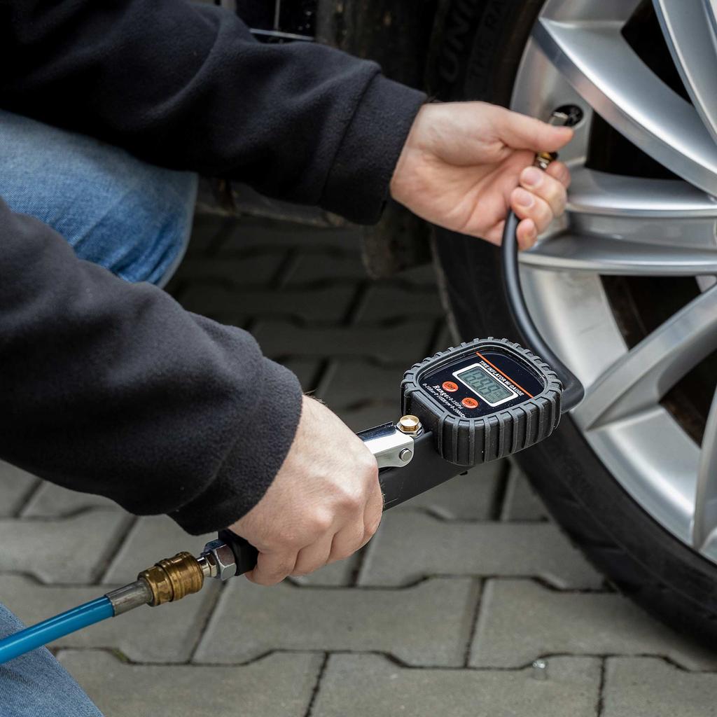 TIRE INFLATOR GUN WITH DIGITAL MANOMETER