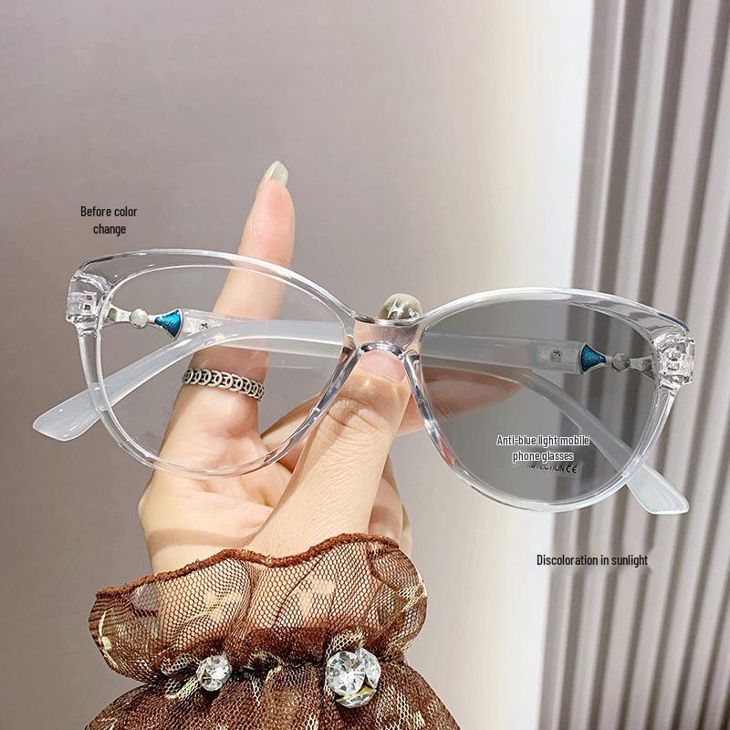Photosensitive, Color-Changing, Anti-Blue Light Women's Myopia Glasses - Trendy, Slimming Look, Non-Prescription.