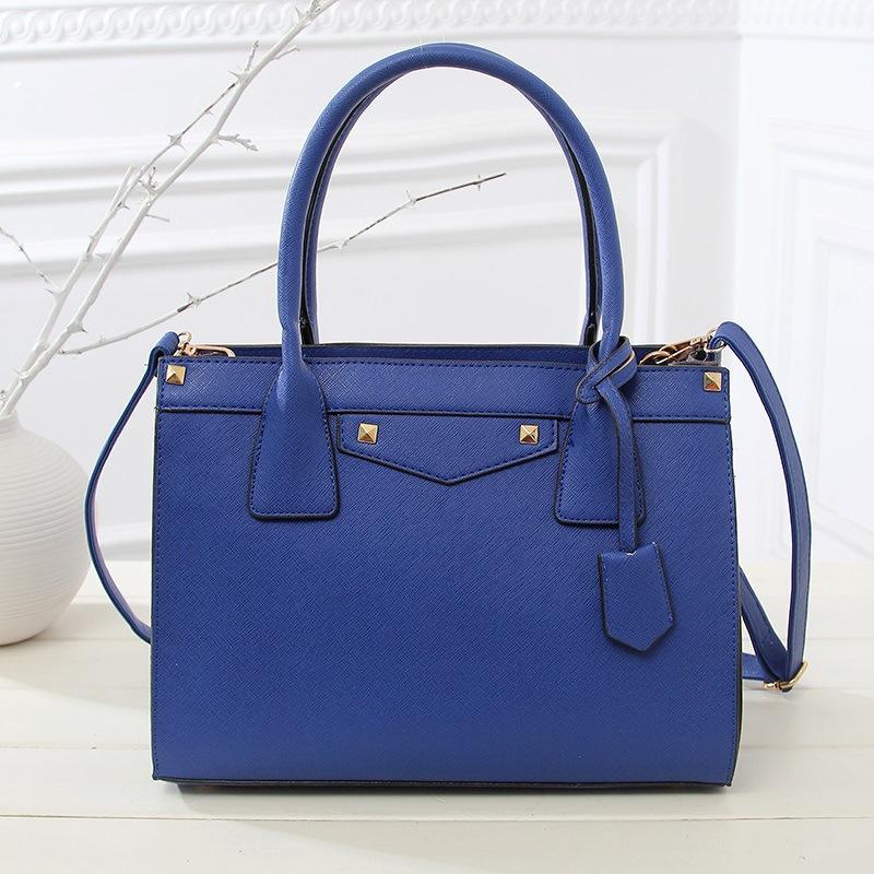 Jauna sieviešu soma ličī raksta pārnēsājama piepilsētas plecu kurjera soma